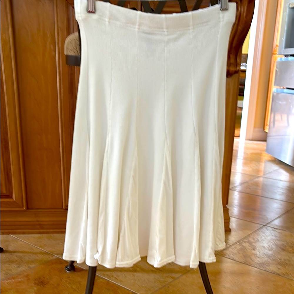 Women’s white 12 panel hard tail a line skirt 22.5 inches long